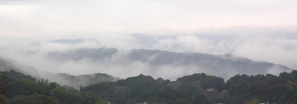 霧がかかった山